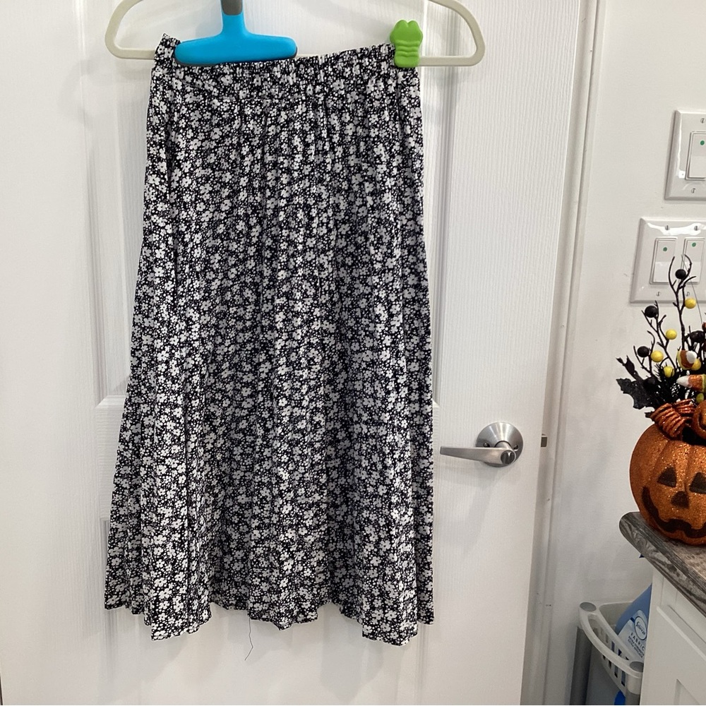 S Christina Monochrome Floral Patterned pull on skirt. Size S/M
